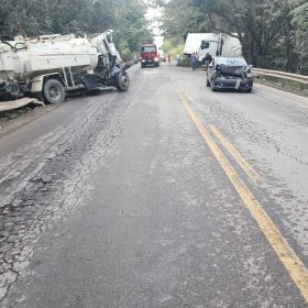 Colisão entre carreta, caminhão e carro deixa três feridos na BR-354, em Arcos