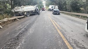 Colisão entre carreta, caminhão e carro deixa três feridos na BR-354, em Arcos