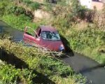 VÍDEO: Carro cai em córrego próximo ao campo do Guarani, em Divinópolis