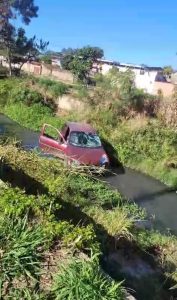 V&Iacute;DEO: Carro cai em c&oacute;rrego pr&oacute;ximo ao campo do Guarani, em Divin&oacute;polis