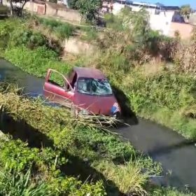 V&Iacute;DEO: Carro cai em c&oacute;rrego pr&oacute;ximo ao campo do Guarani, em Divin&oacute;polis