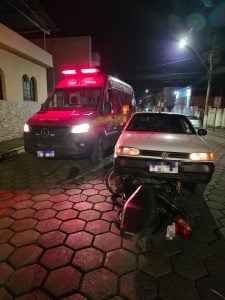 Formiga: Batida entre moto e carros deixa mulher com suspeita de fraturas no braço e na perna