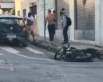 Acidente entre carro e moto deixa trânsito lento no Centro de Divinópolis