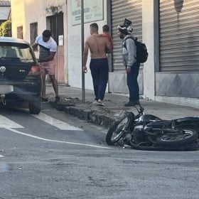 Acidente entre carro e moto deixa trânsito lento no Centro de Divinópolis