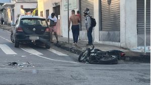 Acidente entre carro e moto deixa tr&acirc;nsito lento no Centro de Divin&oacute;polis
