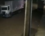 Câmera flagra furto de caminhão em Ermida