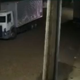 Câmera flagra furto de caminhão em Ermida