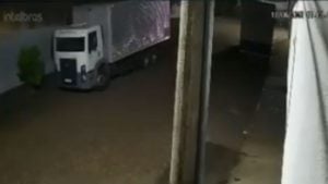 Câmera flagra furto de caminhão em Ermida
