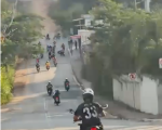 Porteiro pede desculpas ap&oacute;s confus&atilde;o com entregador gerar protesto na cidade