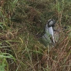 Carro cai em ribanceira e mulher fica ferida na MG-050, em Divinópolis