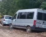 Carro e van atolam em rua de terra no Cacôco, em Divinópolis