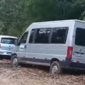 Carro e van atolam em rua de terra no Cacôco, em Divinópolis