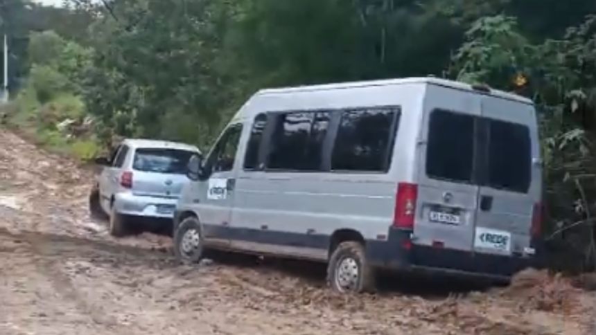 Carro e van atolam em rua de terra no Cacôco, em Divinópolis