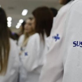 Divinópolis abre processo seletivo na área da saúde; salários chegam a R$ 7,8 mil