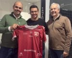 Em dia de jogo, governador Mateus Simões posa com camisa do Guarani