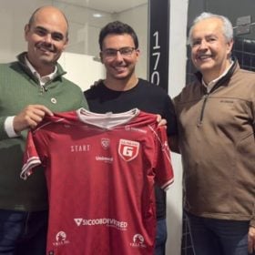 Em dia de jogo, governador Mateus Simões posa com camisa do Guarani