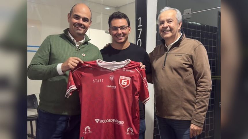 Em dia de jogo, governador Mateus Simões posa com camisa do Guarani