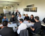 Advogado apresenta procurações e rebate questionamento feito por vereador