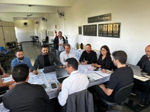 Advogado apresenta procurações e rebate questionamento feito por vereador