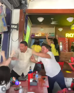 Torcedores vibram com os gols do Brasil em Divinópolis