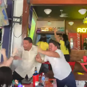 Torcedores vibram com os gols do Brasil em Divinópolis
