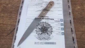 Homem esfaqueia tio após discussão e é preso em Arcos
