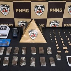Homem rompe tornozeleira eletrônica e é preso com drogas em Divinópolis