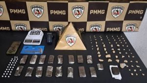 Homem rompe tornozeleira eletrônica e é preso com drogas em Divinópolis