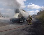 Carreta pega fogo na MG-050, em Córrego Fundo