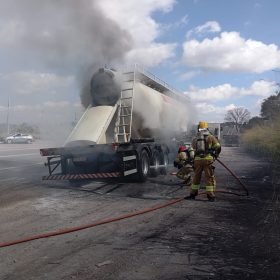 Carreta pega fogo na MG-050, em Córrego Fundo