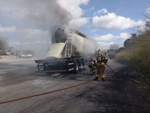 Carreta pega fogo na MG-050, em Córrego Fundo