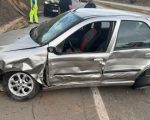 Idoso fica gravemente ferido após carro bater em caminhão na BR-262, em Pará de Minas