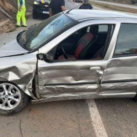 Idoso fica gravemente ferido após carro bater em caminhão na BR-262, em Pará de Minas