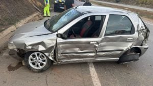 Idoso fica gravemente ferido após carro bater em caminhão na BR-262, em Pará de Minas