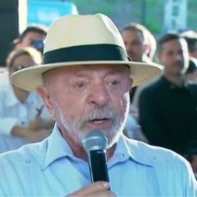 Lula assina medida que exige nota mínima no Enamed para exercer medicina no Brasil