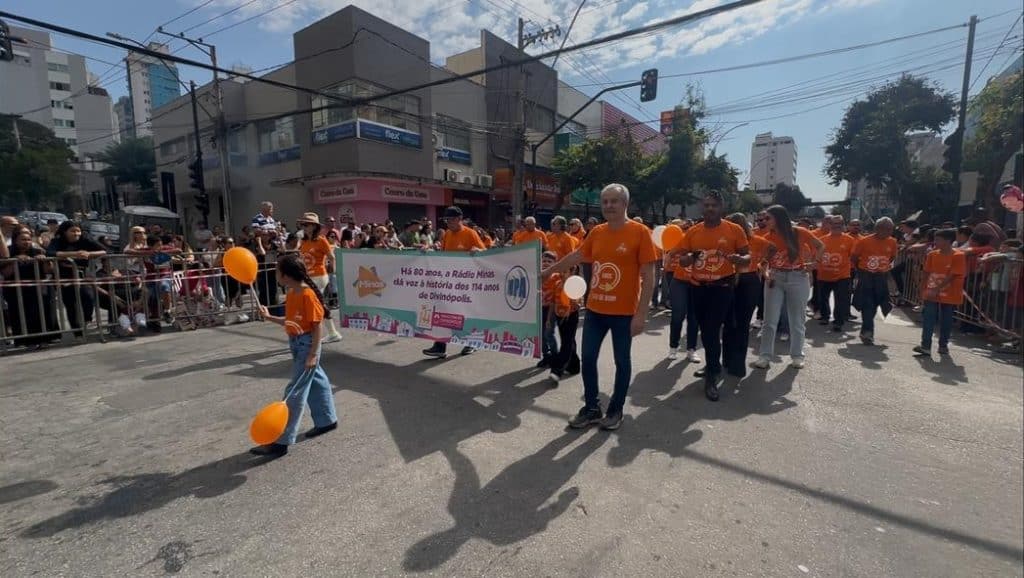 Minas FM, presente em 80 dos 114 anos de Divin&oacute;polis, participa de desfile de anivers&aacute;rio
