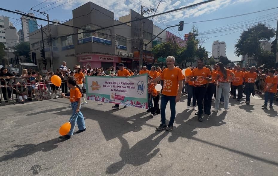 Minas FM, presente em 80 dos 114 anos de Divin&oacute;polis, participa de desfile de anivers&aacute;rio