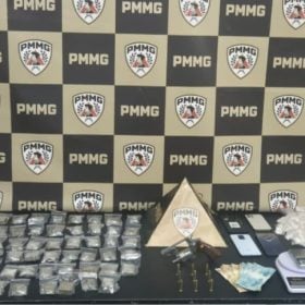 Mulher é presa com drogas e revólver no Realengo, em Divinópolis