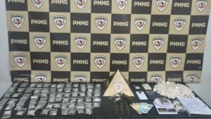 Mulher é presa com drogas e revólver no Realengo, em Divinópolis