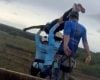 Jovem morre ao ser jogada de ponte sem corda em salto de 'rope jump'