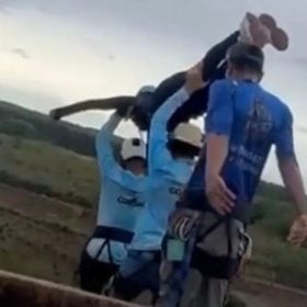 Jovem morre ao ser jogada de ponte sem corda em salto de 'rope jump'