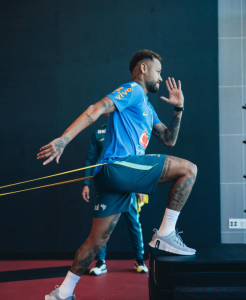 Neymar deixa o “home-office”, treina sem restrições e anima Seleção Brasileira