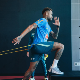 Neymar deixa o “home-office”, treina sem restrições e anima Seleção Brasileira