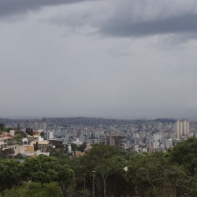 Nova frente fria promete chuva e frio em Minas a partir de sexta (19)