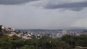 Nova frente fria promete chuva e frio em Minas a partir de sexta (19)