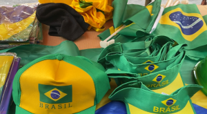 VÍDEOS: Clima de Copa anima comércio de Divinópolis; saiba também o palpite do torcedor