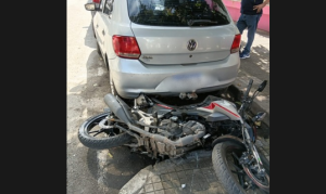 V&Iacute;DEO: Acidente entre carro e moto deixa motociclista ferido no Centro de Divin&oacute;polis