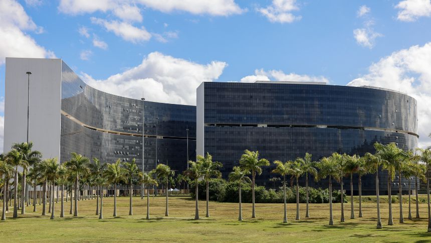 Servidores de Minas podem sair at&eacute; 3h mais cedo em dias de jogos do Brasil