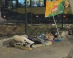 Vídeo mostra pessoa em situação de rua convivendo com ratos no Centro de Divinópolis