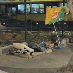 Vídeo mostra pessoa em situação de rua convivendo com ratos no Centro de Divinópolis